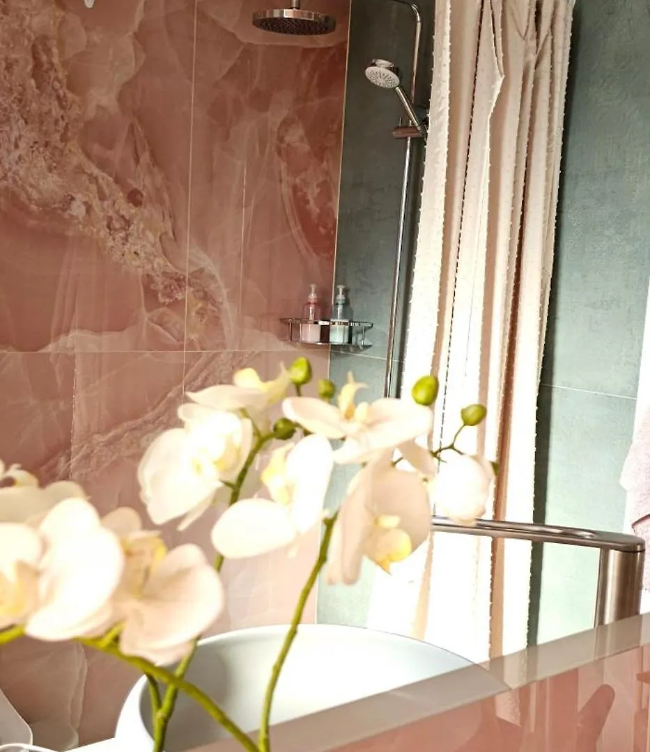 Nuci'S Place, Lovely Apt With Balcony Near Blloku Tirana 0*,